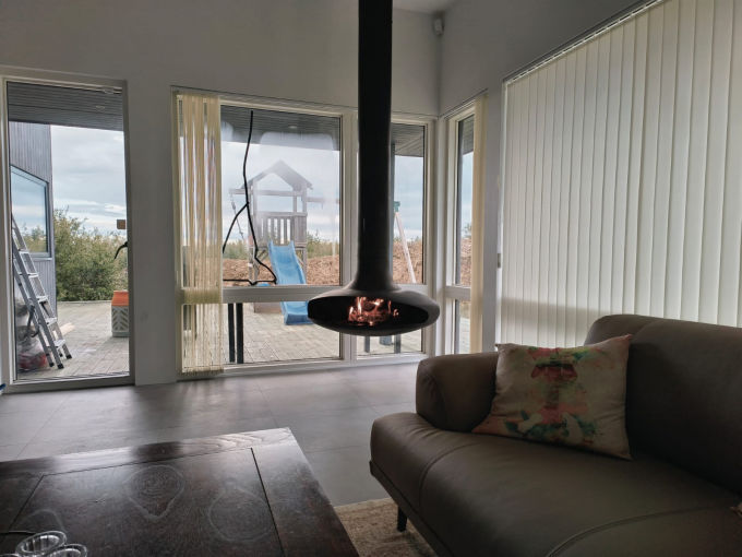 خشب معلق أسود مدفأة مشتعلة مدفأة على السطح مدفأة داخلية فولاذ مخصص 16